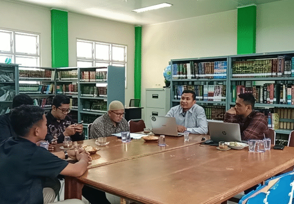 Ahmad Fauzi menyampaikan materinya