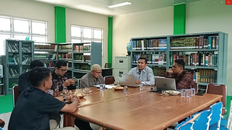 Ahmad Fauzi menyampaikan materinya