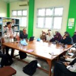 Darlin Rizki sedang memaparkan konsep Islamic Microfinance