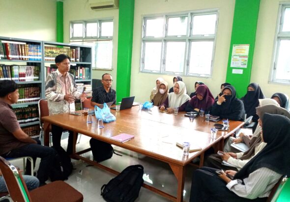 Darlin Rizki sedang memaparkan konsep Islamic Microfinance
