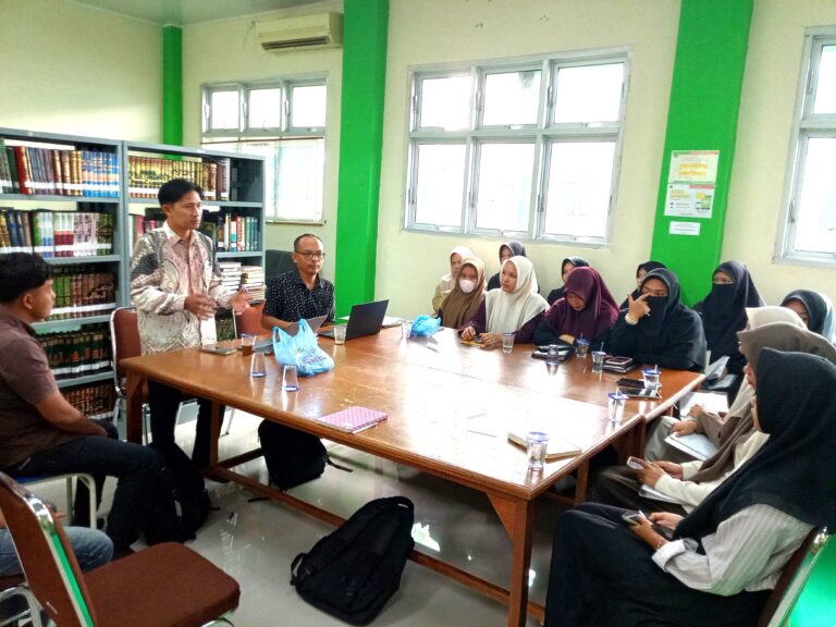 Darlin Rizki sedang memaparkan konsep Islamic Microfinance