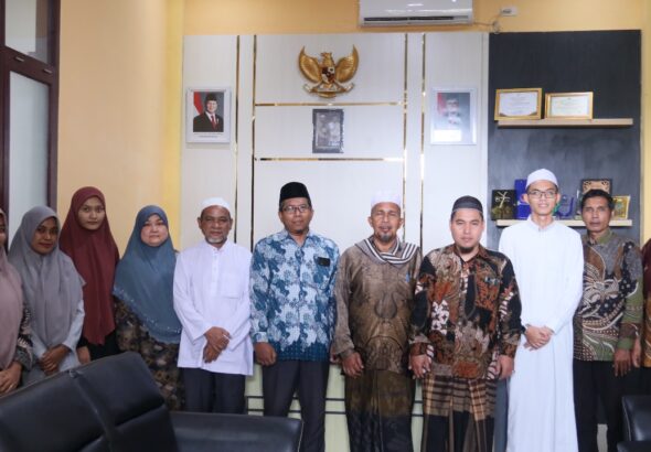 Ketua STAIN Teungku Dirundeng, Prof. Dr. Syamsuar M.Ag Bersama Ustadz Abdurrahman dan Mahasiswa dari Vietnam