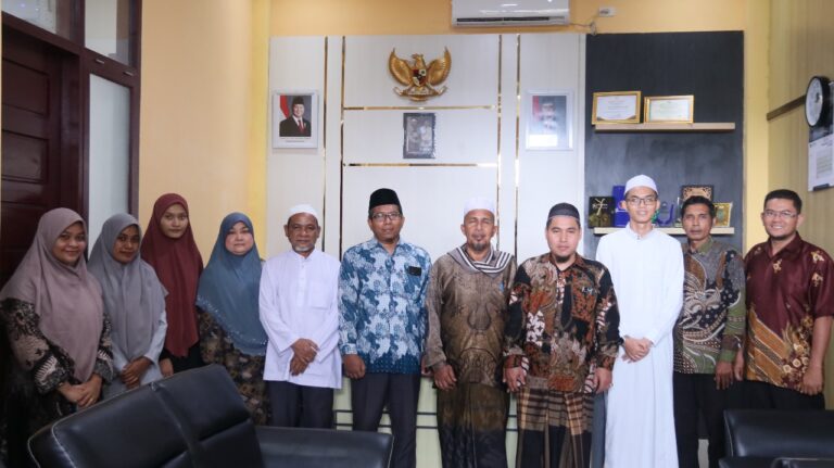 Ketua STAIN Teungku Dirundeng, Prof. Dr. Syamsuar M.Ag Bersama Ustadz Abdurrahman dan Mahasiswa dari Vietnam