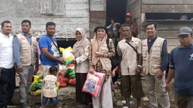 Penyerahan Bantuan Oleh Perwakilan STAIN Meulaboh