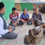 Gus Danil Zulhendra Memberikan Trauma Healing Kepada Anak-anak Korban Banjir