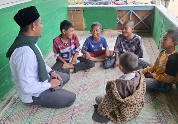 Gus Danil Zulhendra Memberikan Trauma Healing Kepada Anak-anak Korban Banjir