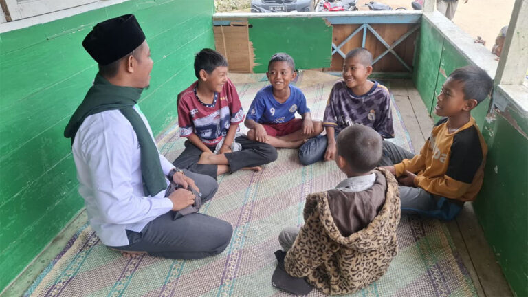 Gus Danil Zulhendra Memberikan Trauma Healing Kepada Anak-anak Korban Banjir