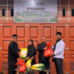 Ketua PCNU Aceh Barat, Dr. H. Khairul Azhar, MA, didampingi Sekretaris ISNU Aceh Barat, Danil Zulhendra, S.Pd.I., M.Ag Sedang Menyerahkan Bantuan