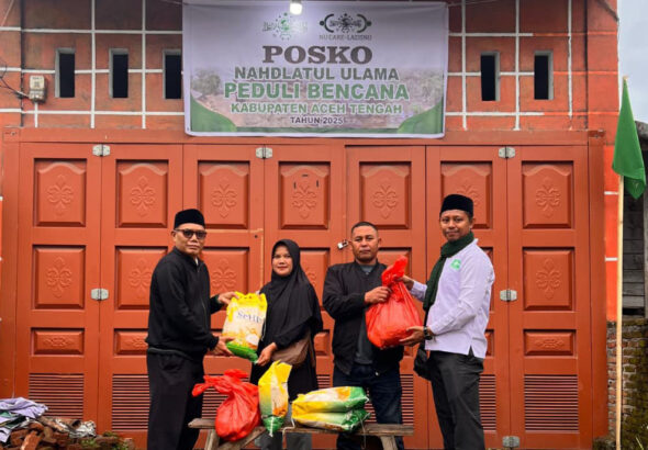 Ketua PCNU Aceh Barat, Dr. H. Khairul Azhar, MA, didampingi Sekretaris ISNU Aceh Barat, Danil Zulhendra, S.Pd.I., M.Ag Sedang Menyerahkan Bantuan