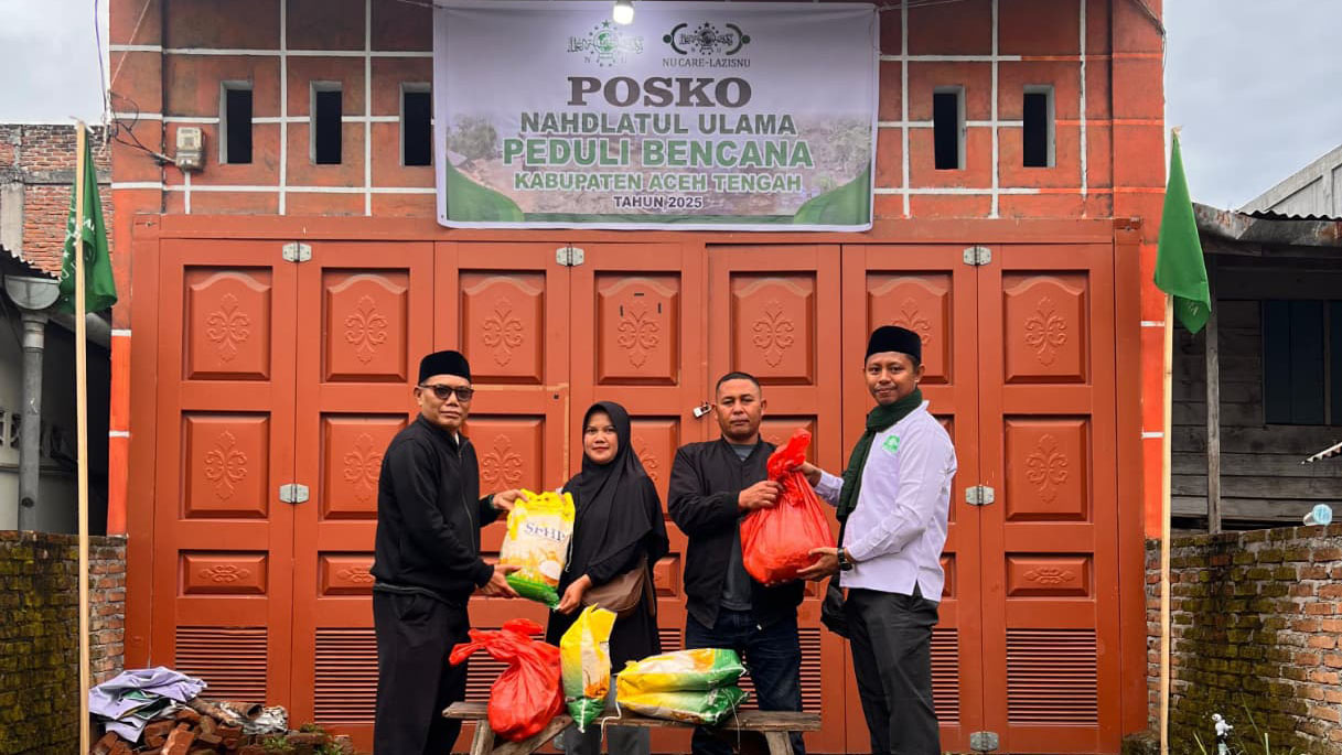 Ketua PCNU Aceh Barat, Dr. H. Khairul Azhar, MA, didampingi Sekretaris ISNU Aceh Barat, Danil Zulhendra, S.Pd.I., M.Ag Sedang Menyerahkan Bantuan