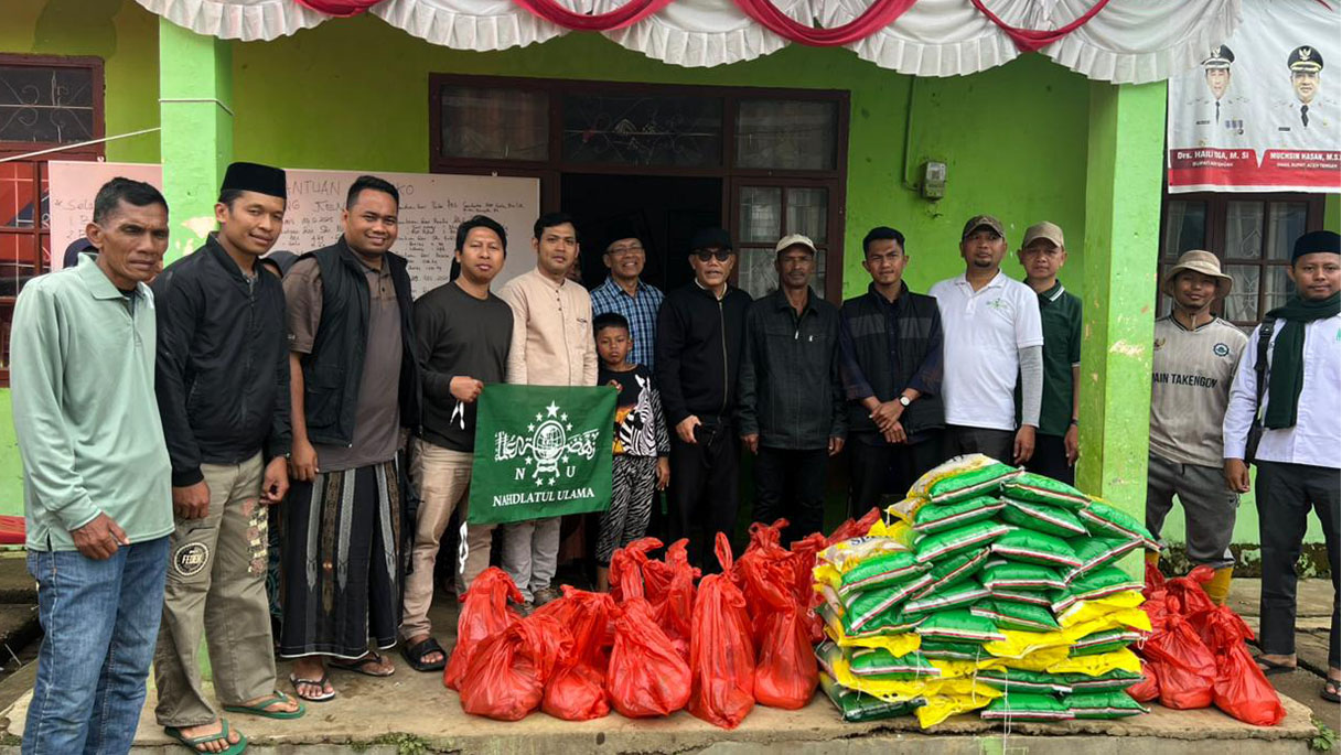 Pengurus PC ISNU Aceh Barat Memberikan Bantuan