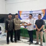 Penyerahan Buku PkM Oleh Sumardi Efendi kepada Ketua Panitia Najamul Wathan