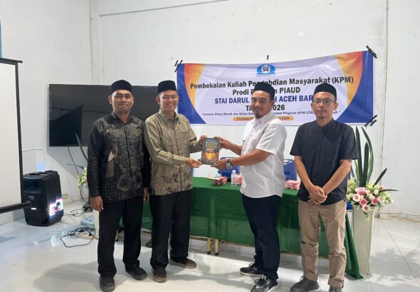 Penyerahan Buku PkM Oleh Sumardi Efendi kepada Ketua Panitia Najamul Wathan