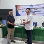 Ketua Panitia Nazamul Wathan menyerahkan sertifikat pemateri