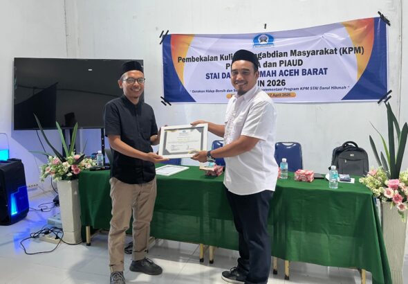 Ketua Panitia Nazamul Wathan menyerahkan sertifikat pemateri