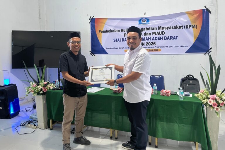 Ketua Panitia Nazamul Wathan menyerahkan sertifikat pemateri