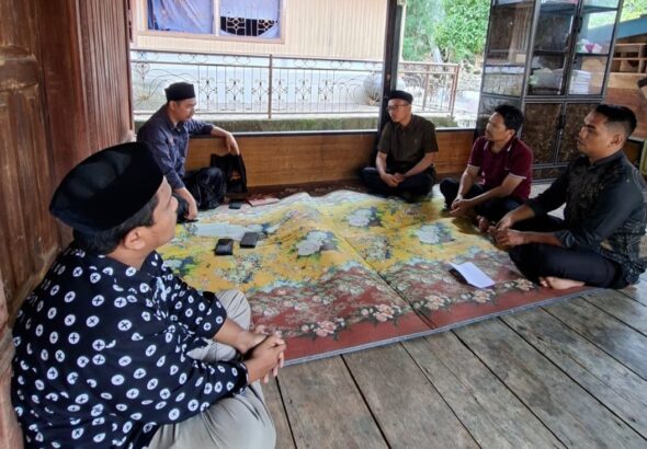 Tim peneliti melakukan wawancara dengan T. Abulis Samarkhan