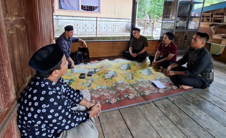 Tim peneliti melakukan wawancara dengan T. Abulis Samarkhan