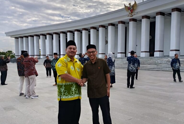 Dr. Jarir, M.Ag dan Ramlli M.Ag dalam satu kesempatan di Depan Istana Negara Otorita IKN
