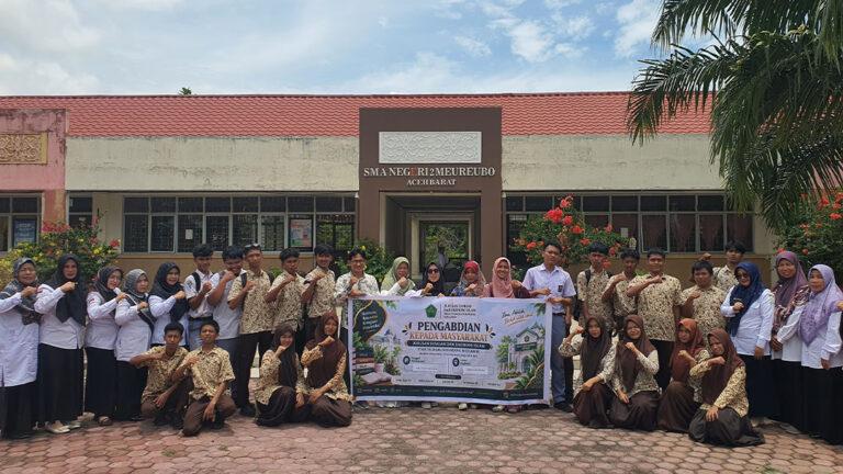 Tim pengabdian Jurusan Syariah dan Ekonomi Islam STAIN Teungku Dirundeng Meulaboh bersama siswa SMA Negeri 2 Meureubo