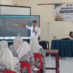 Muliza, SE., M.Si Dosen PSY STAIN Meulaboh Sedang Presentasi Materi