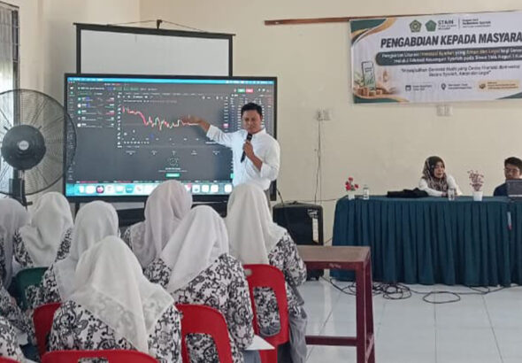 Muliza, SE., M.Si Dosen PSY STAIN Meulaboh Sedang Presentasi Materi