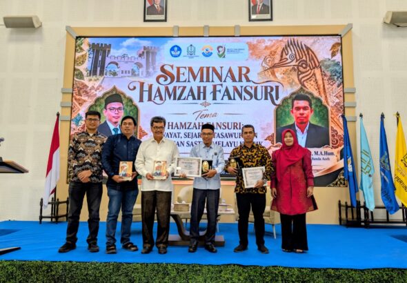 Rektor ISBI Prof Wildan bersama para narasumber